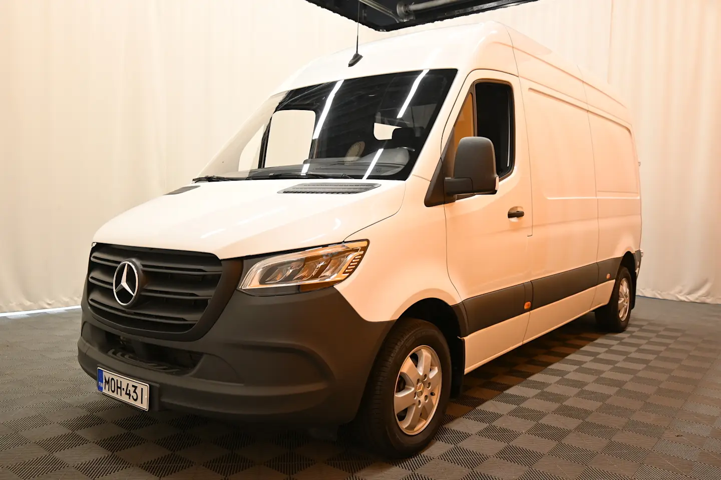 Car Image - 2vzqsaIVLKqSIltqTGD6Q8