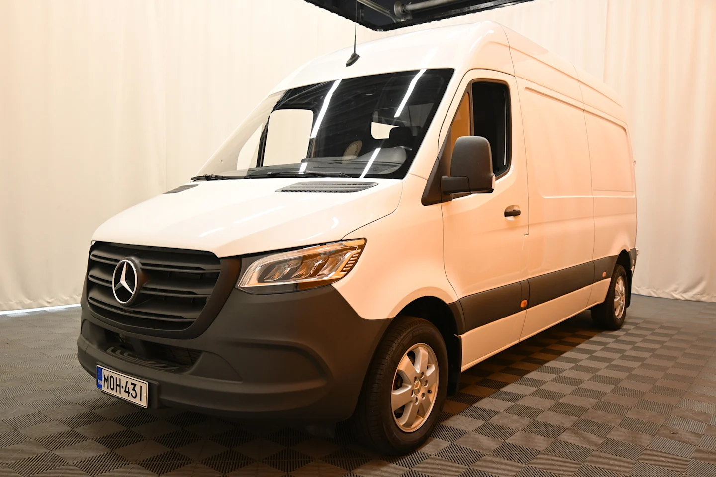 Car Image - 2vzqsaIVLKqSIltqTGD6Q8