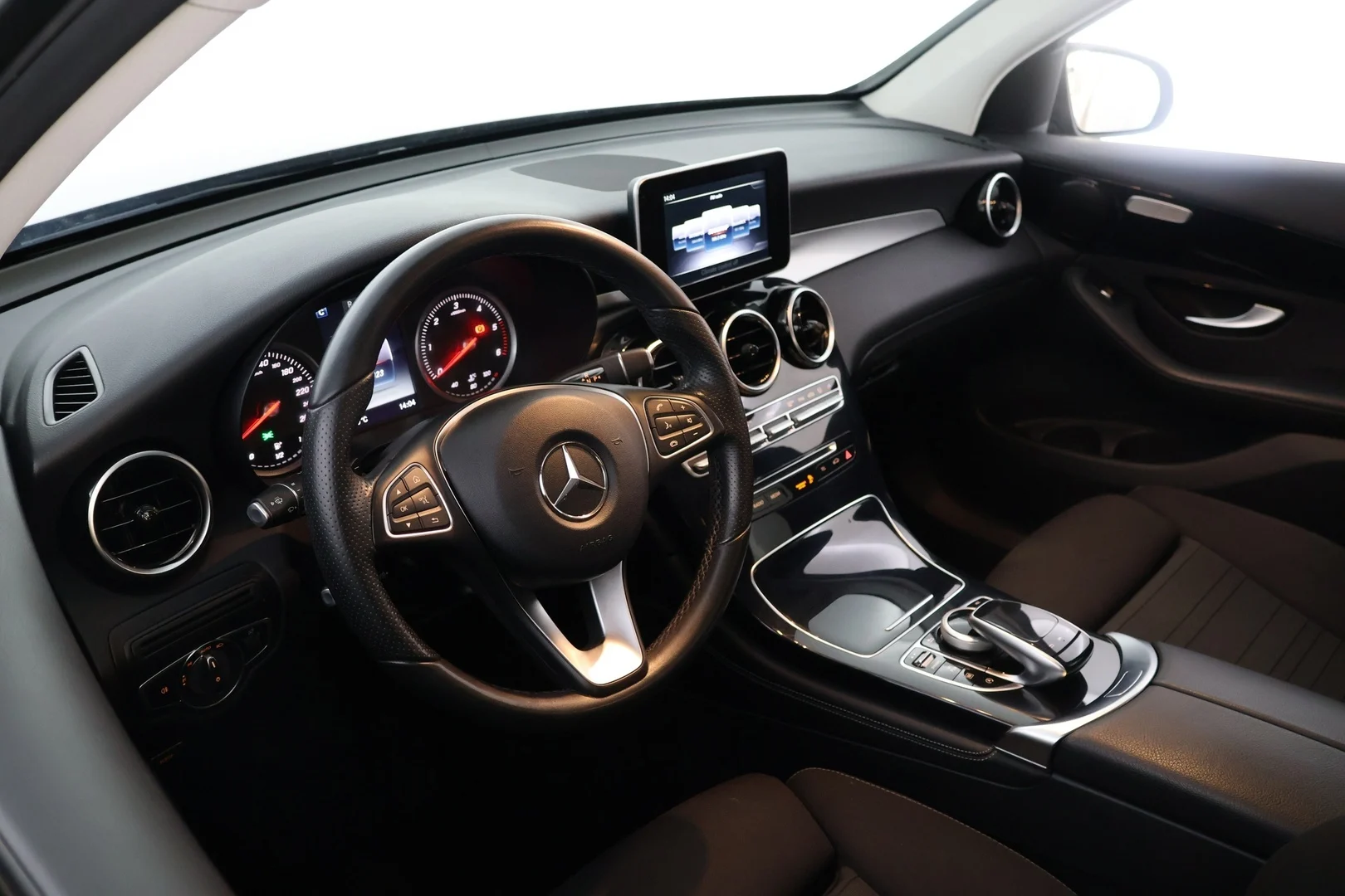 Car Image - vHEJ8MmtngngU5y10yVmE
