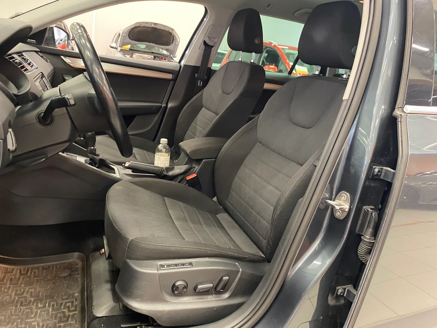 Car Image - 2BzSRGTcKMyj7YQi8MAQOn