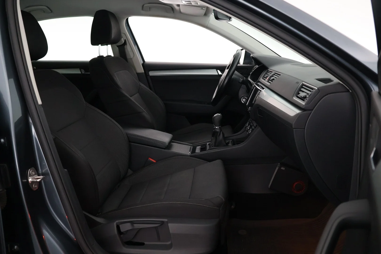 Car Image - 1wYzyh2oM6oE0YbfUatUSy