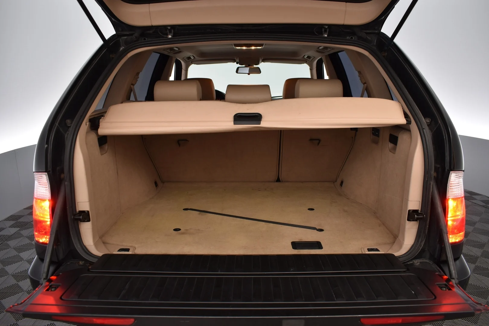 Car Image - qJJAbVsUSFxpIl1uqEHyS