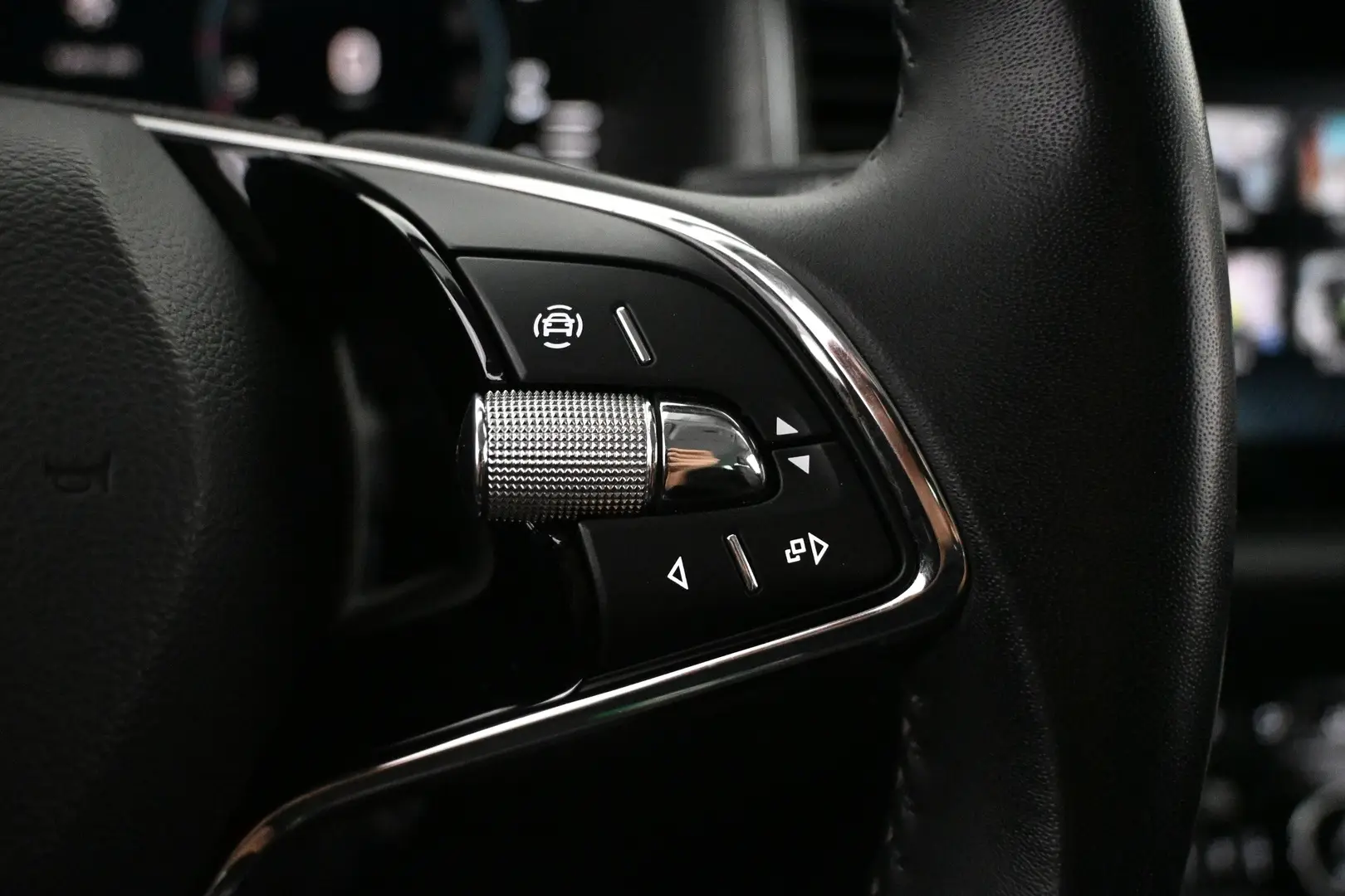 Car Image - 4LuozmvvtmWl5uv7Nd94Iz