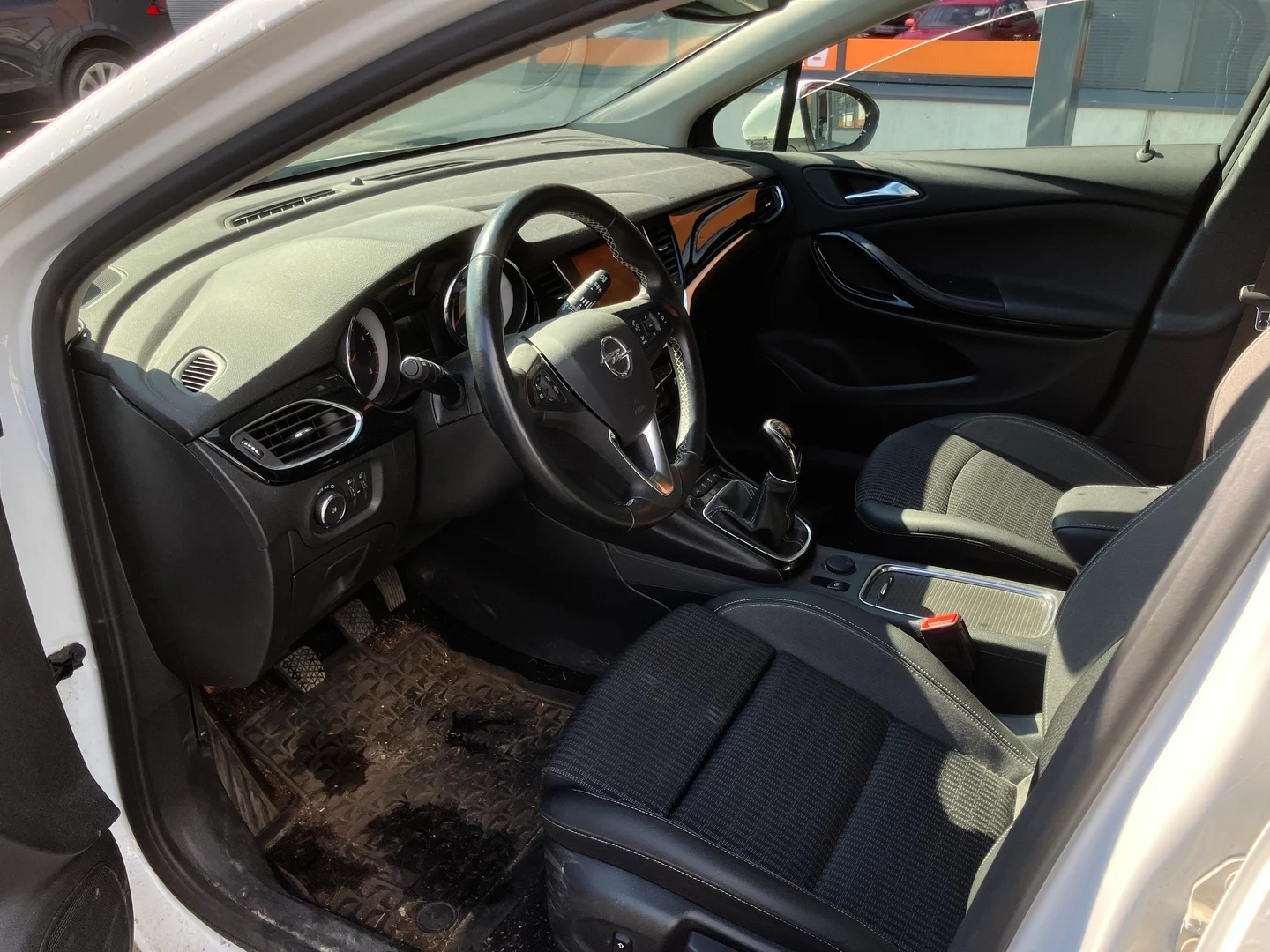 Car Image - 7CdH5BdvkrLUChwXTcVN2e