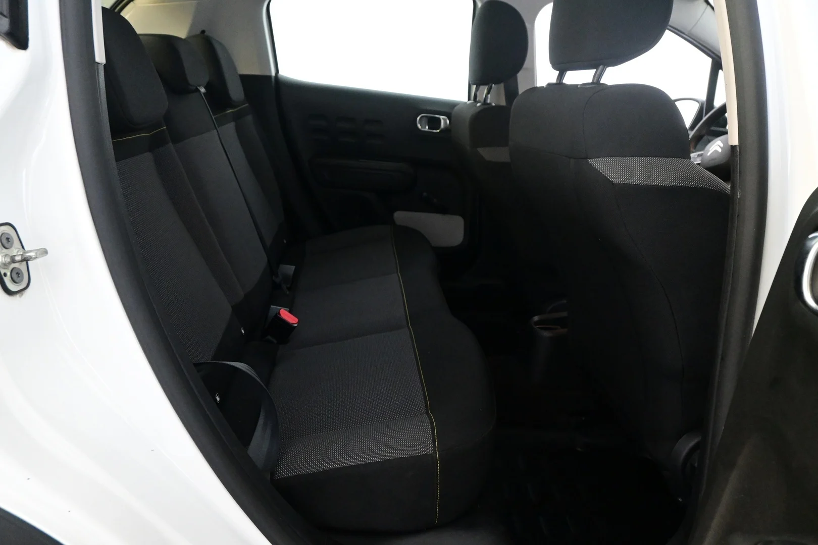 Car Image - 74ENhmoLEev94zwLShDzb1