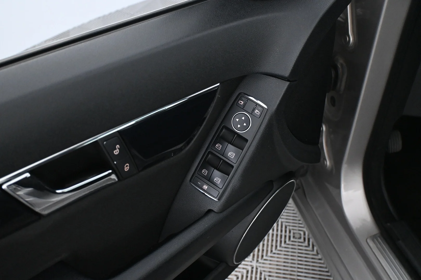 Car Image - 2cVxRjBnHZotTZbMOexOmV