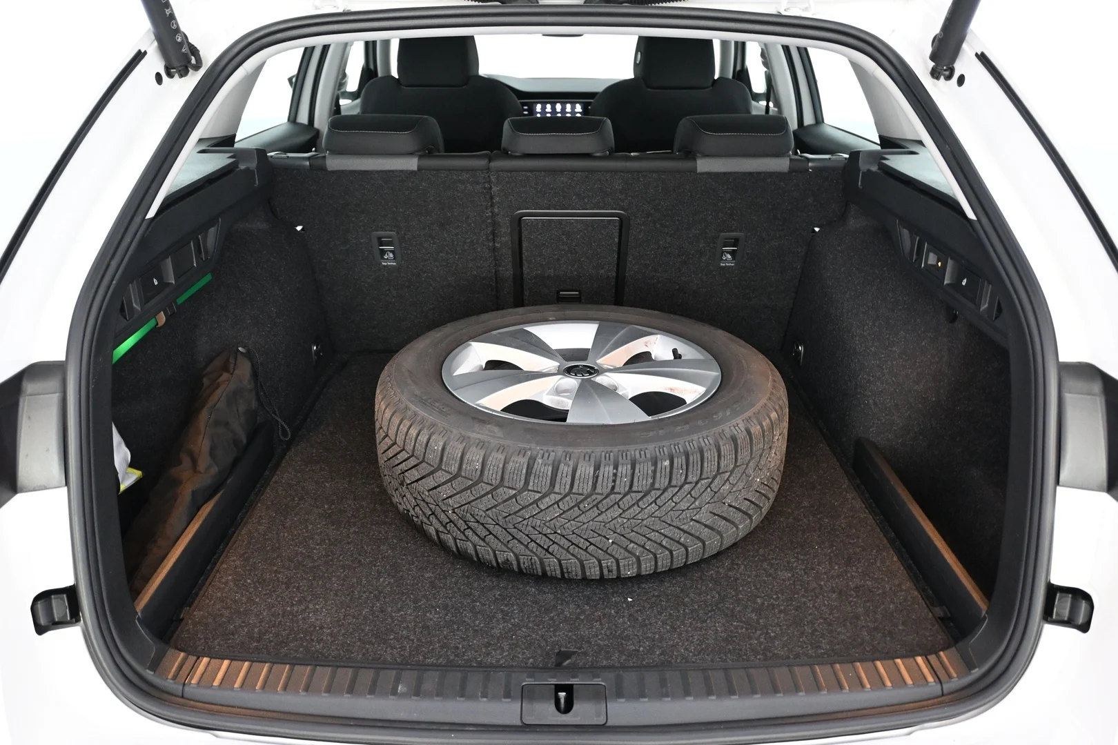 Car Image - 27QLpVgTLNc9ZaSGmzg4g4