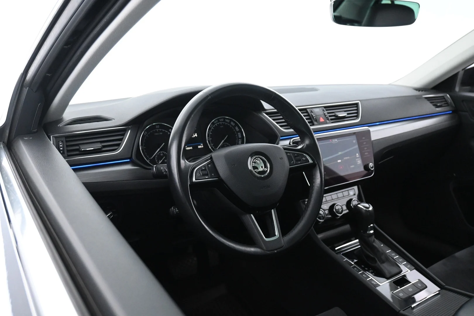 Car Image - XFqPcnxTenJJxIBYXoLVR