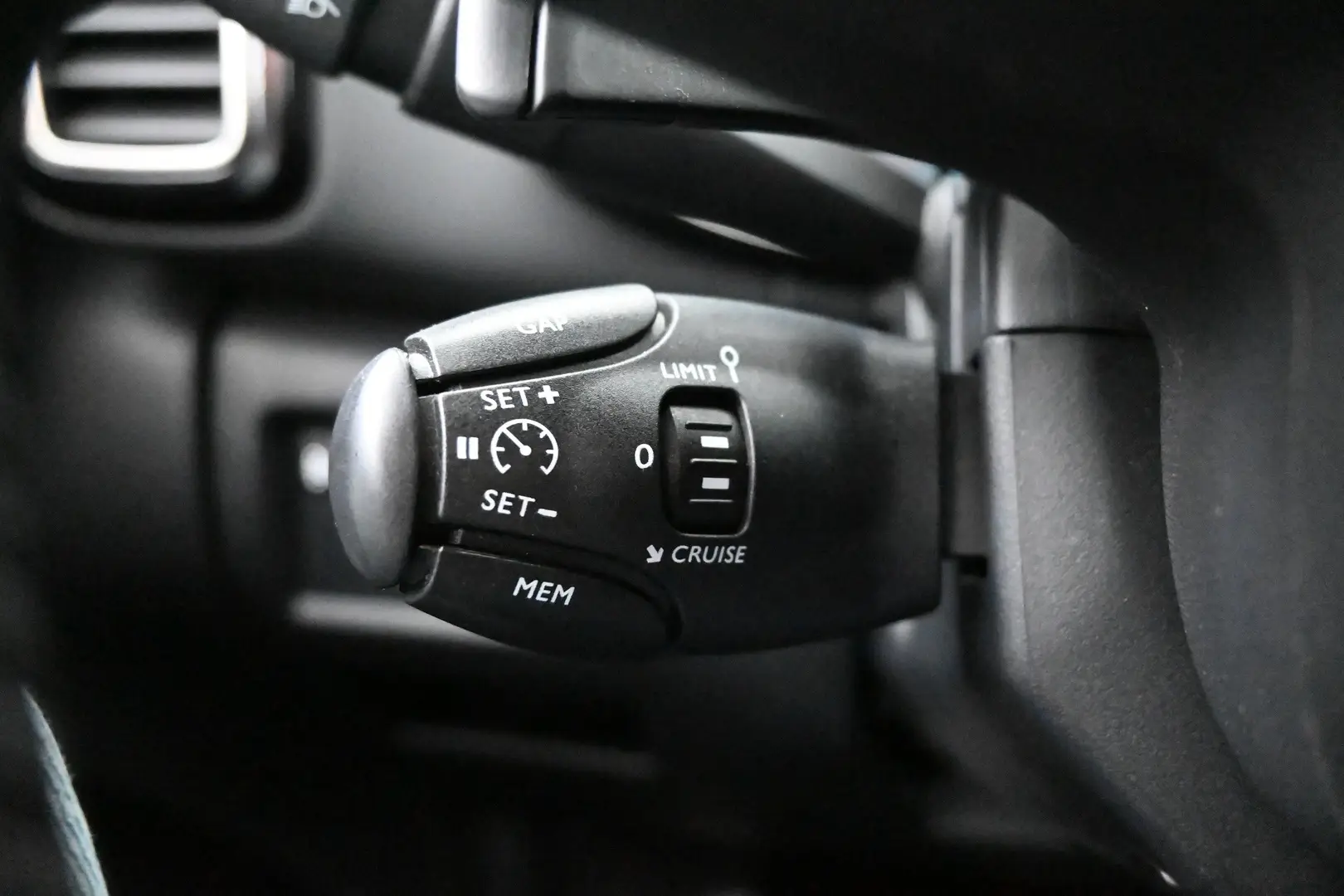 Car Image - 4Q09PEgEb89MgLZbJLMkgg