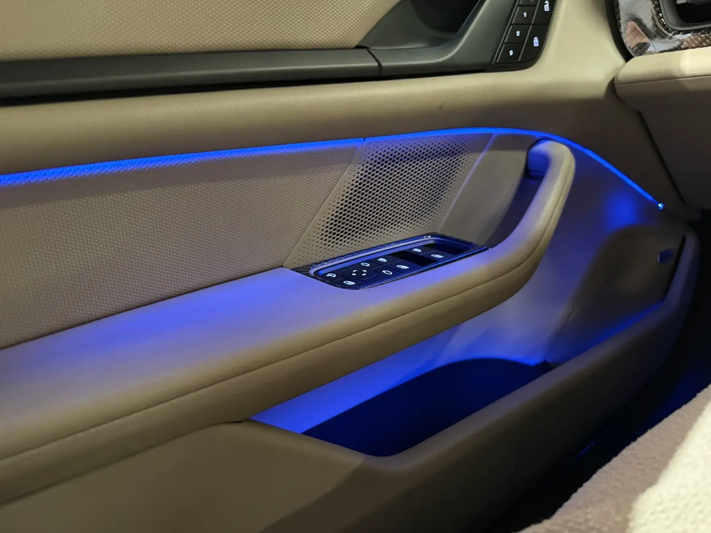 Car Image - BnGla9znFvewAZFFSoJXd