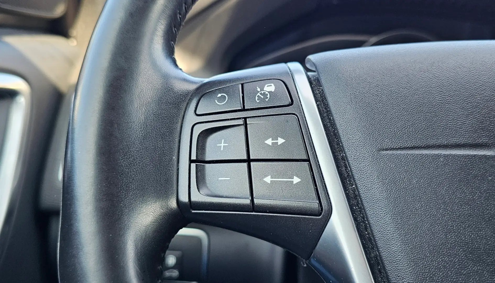 Car Image - 10xAxQ6xuIXrx5H3T326ra