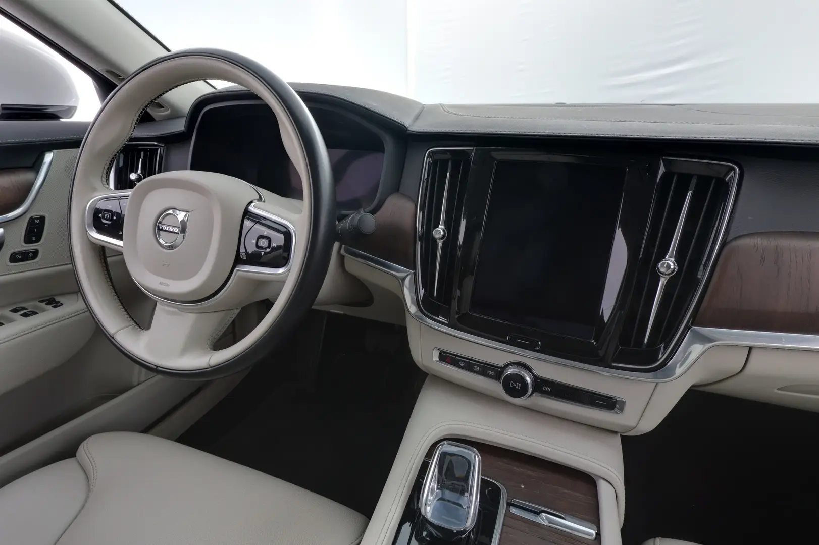 Car Image - rsrT9txfg9CElAnVdHzcE