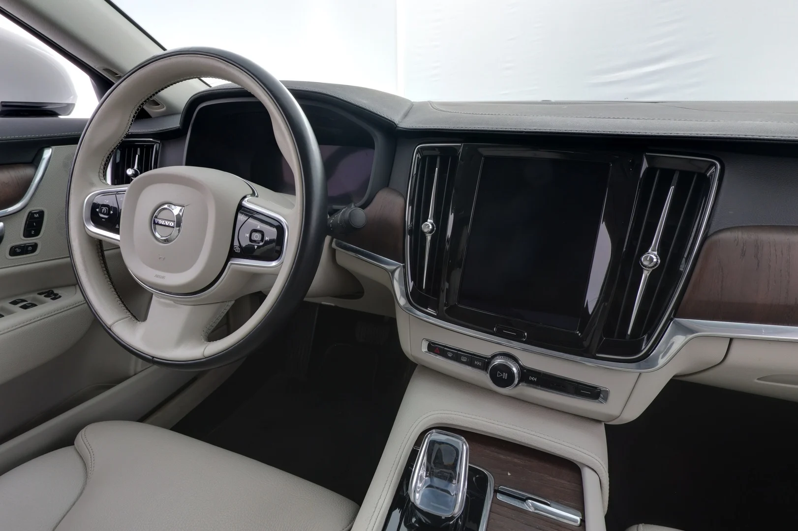 Car Image - rsrT9txfg9CElAnVdHzcE