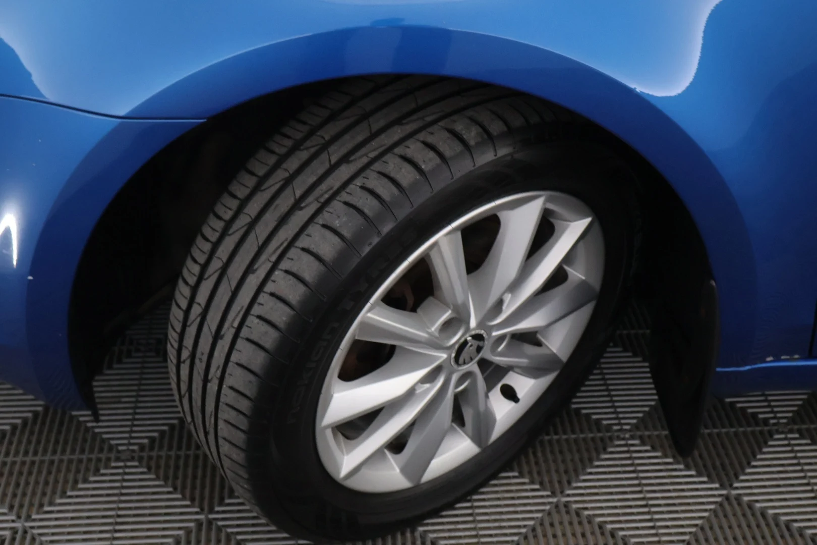 Car Image - 6Lm6AhTGhhcbybnQITl4iu