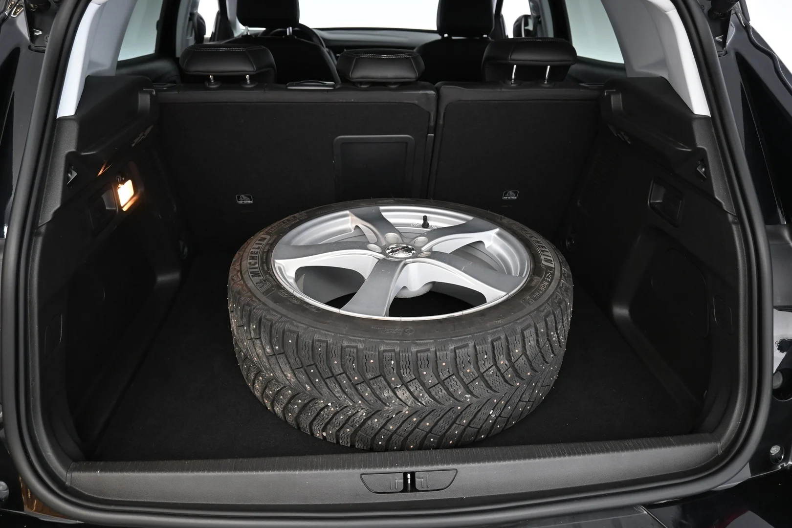 Car Image - 4xC3UxecGyDJTocyyD9h7m