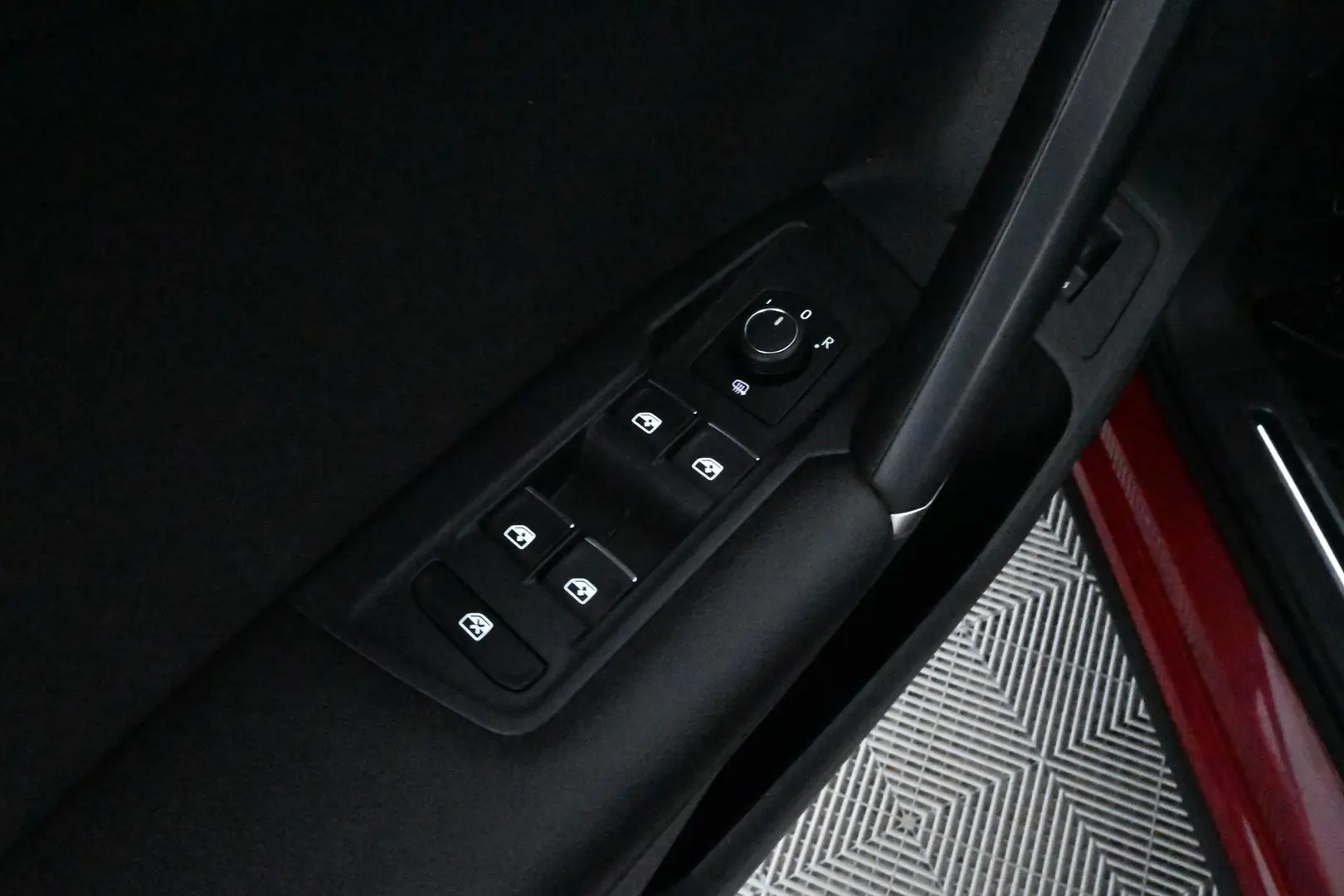 Car Image - 7roiZI2crZLgX8wKaUnJHG