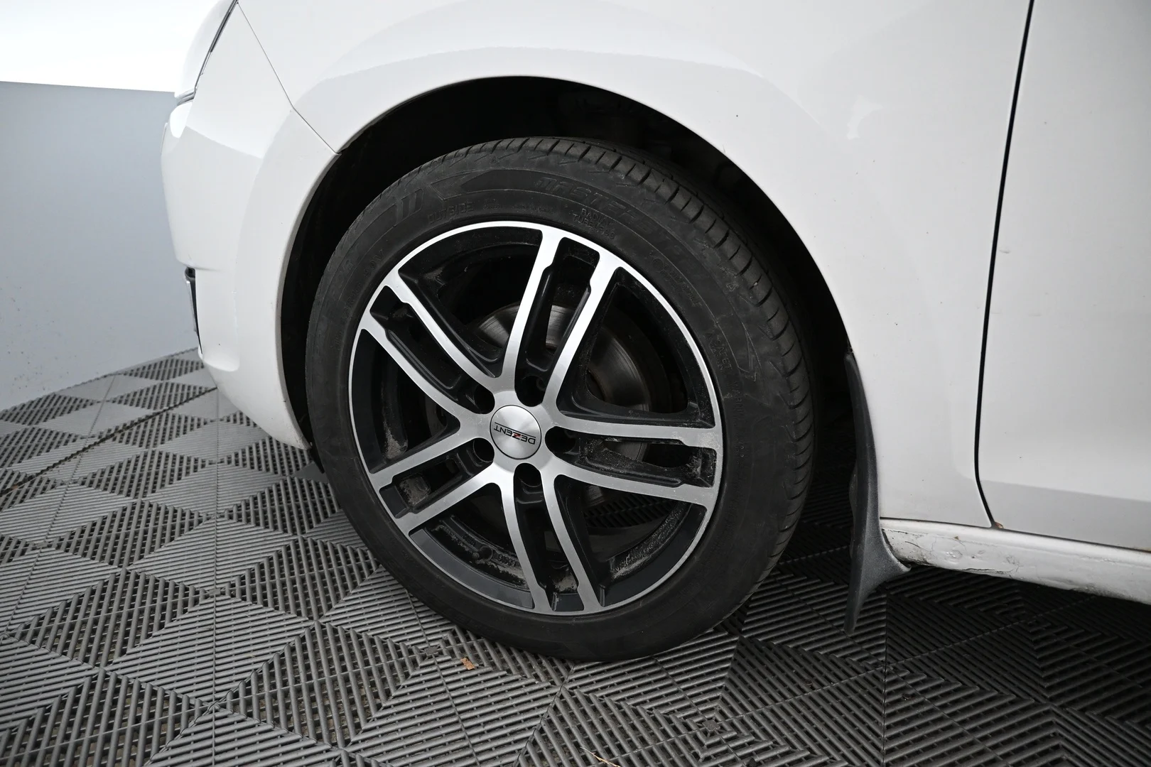 Car Image - 2EeDA5jOZG2oAd7uQ6SwdX