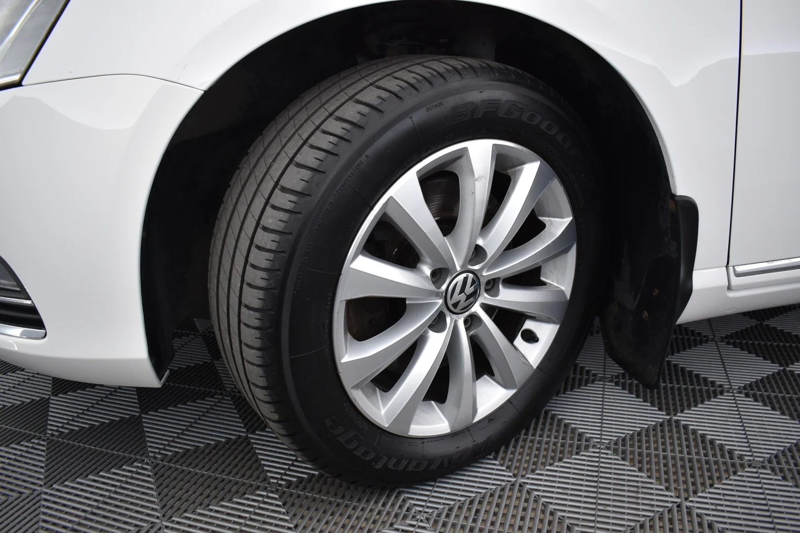 Car Image - 3hsfGlpzo7afWiyWjl6duT