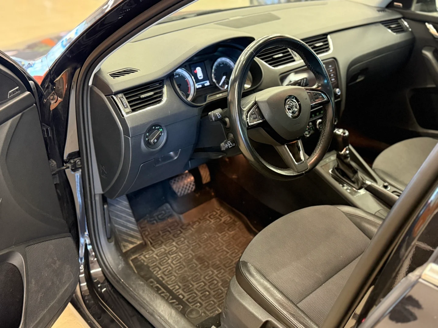 Car Image - 5b62JuKMfRYcHcDSHdvT7n