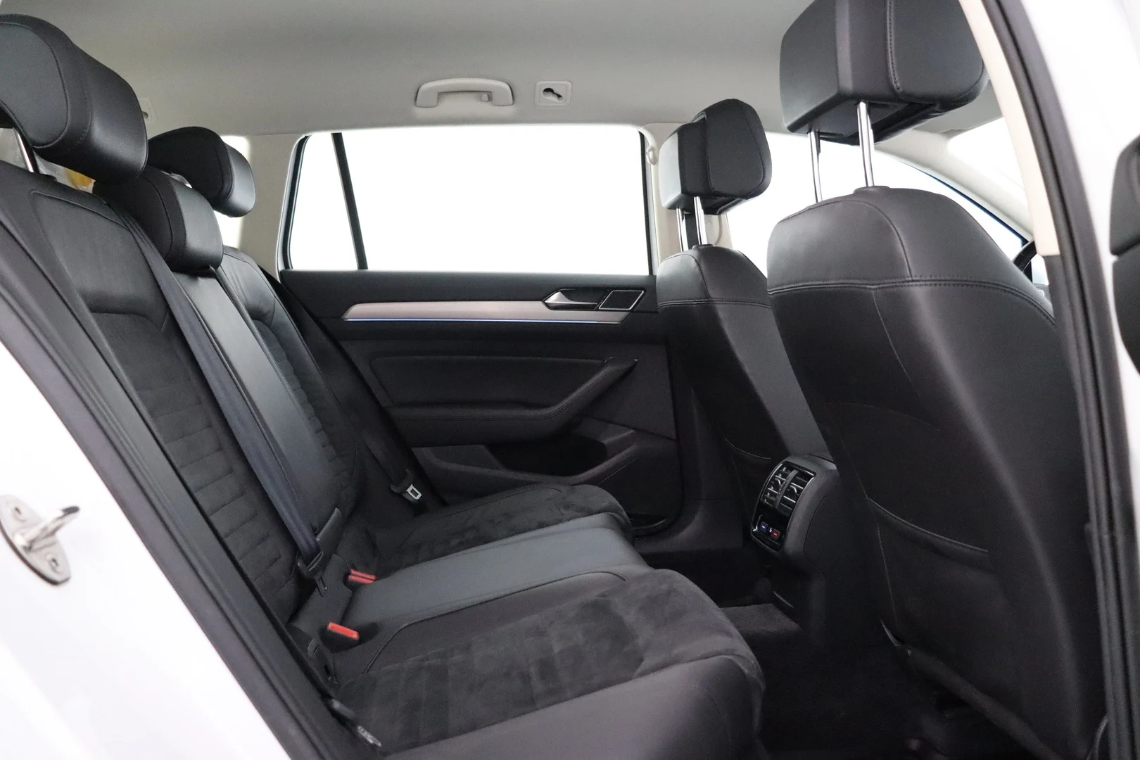 Car Image - yhpewGvviutgCvnj1lEMM