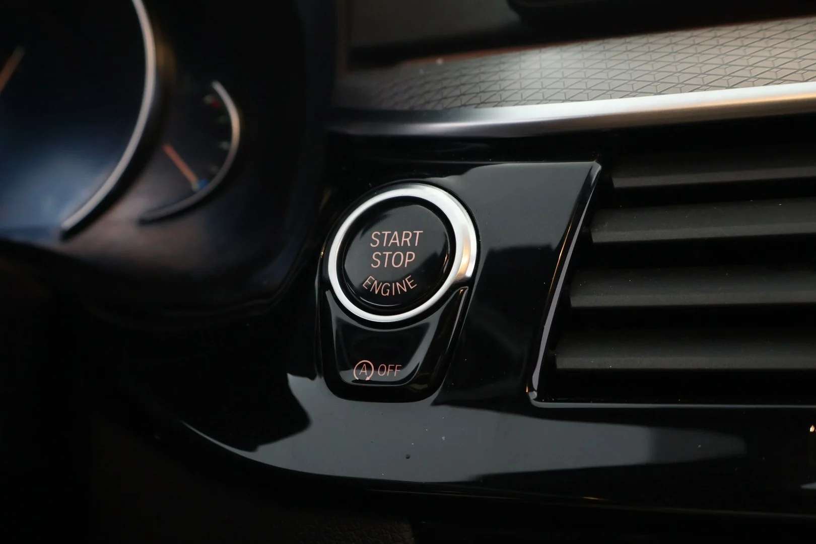 Car Image - 3DmOA0bsZYt5keZviipcvn