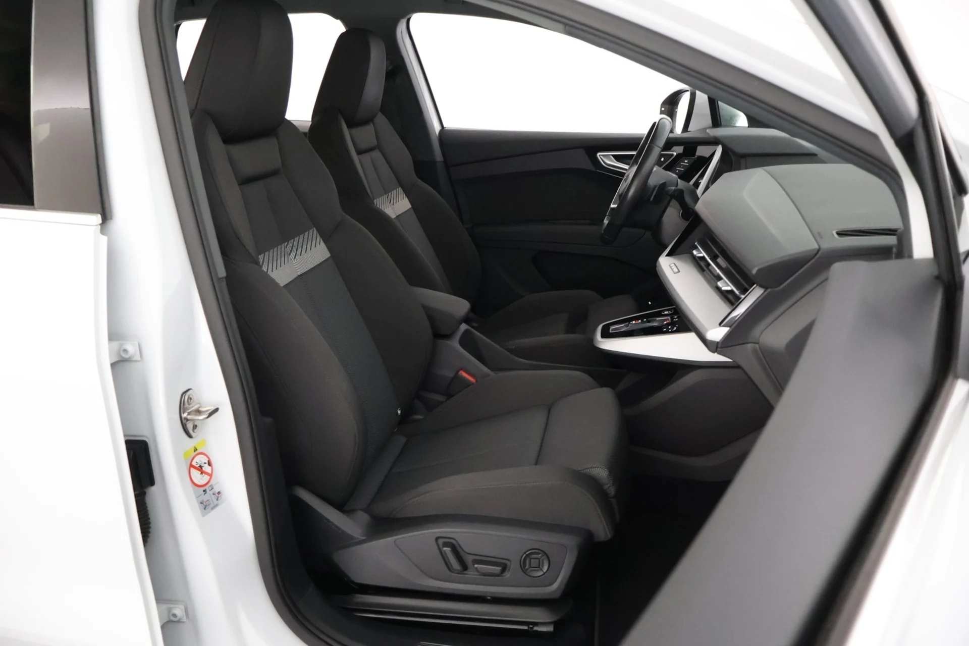 Car Image - 19KV4wkYGcUvCvzCymyNt6