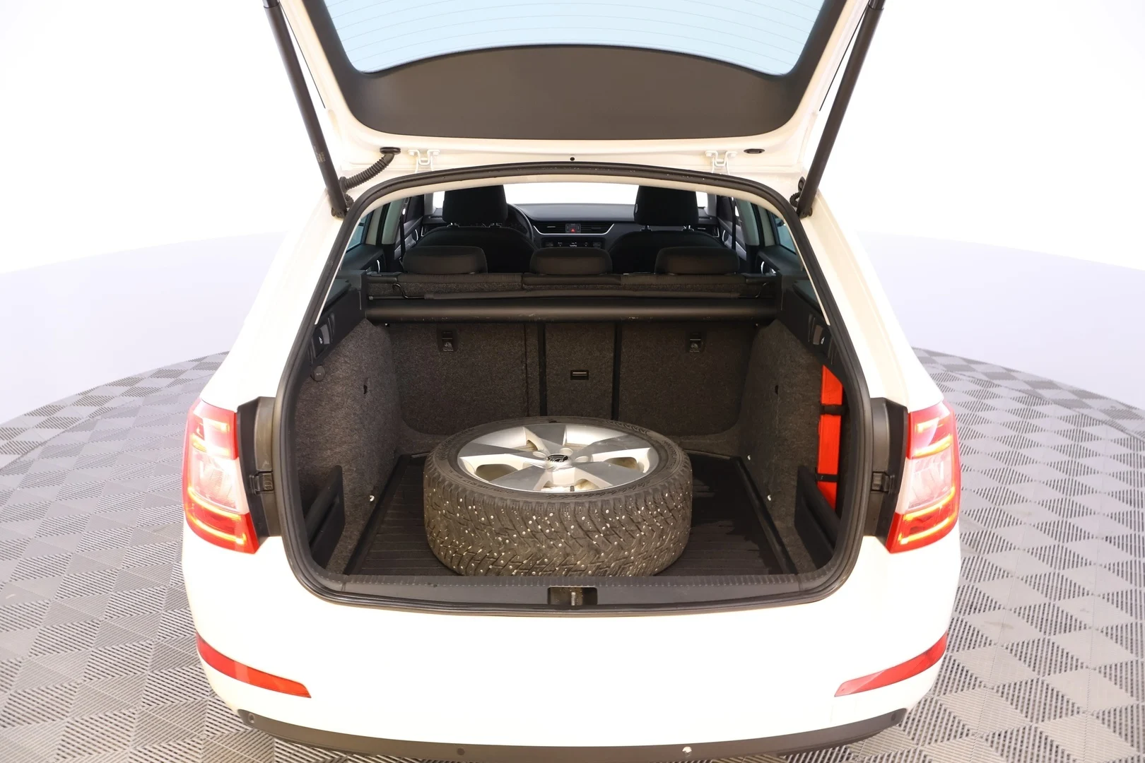 Car Image - 3Rh599TugjcYbkDwq4RJGG