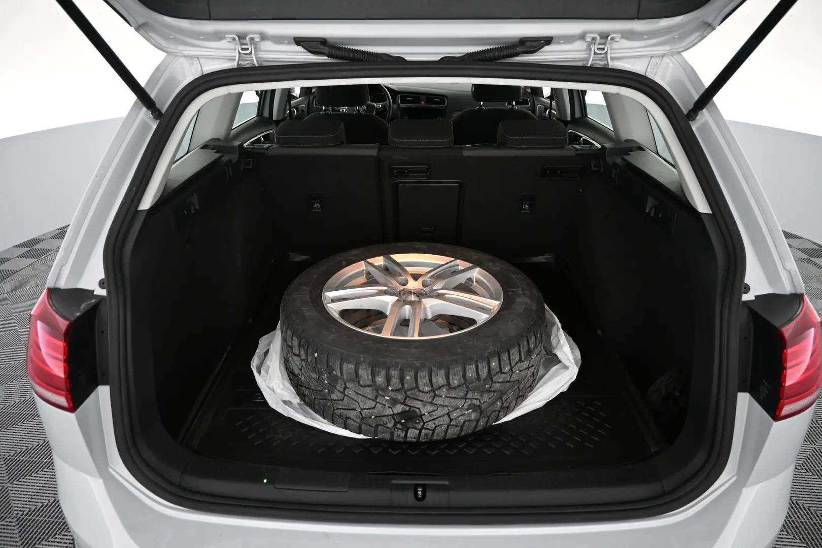 Car Image - 25F1wcQERt45FVvintyCaU