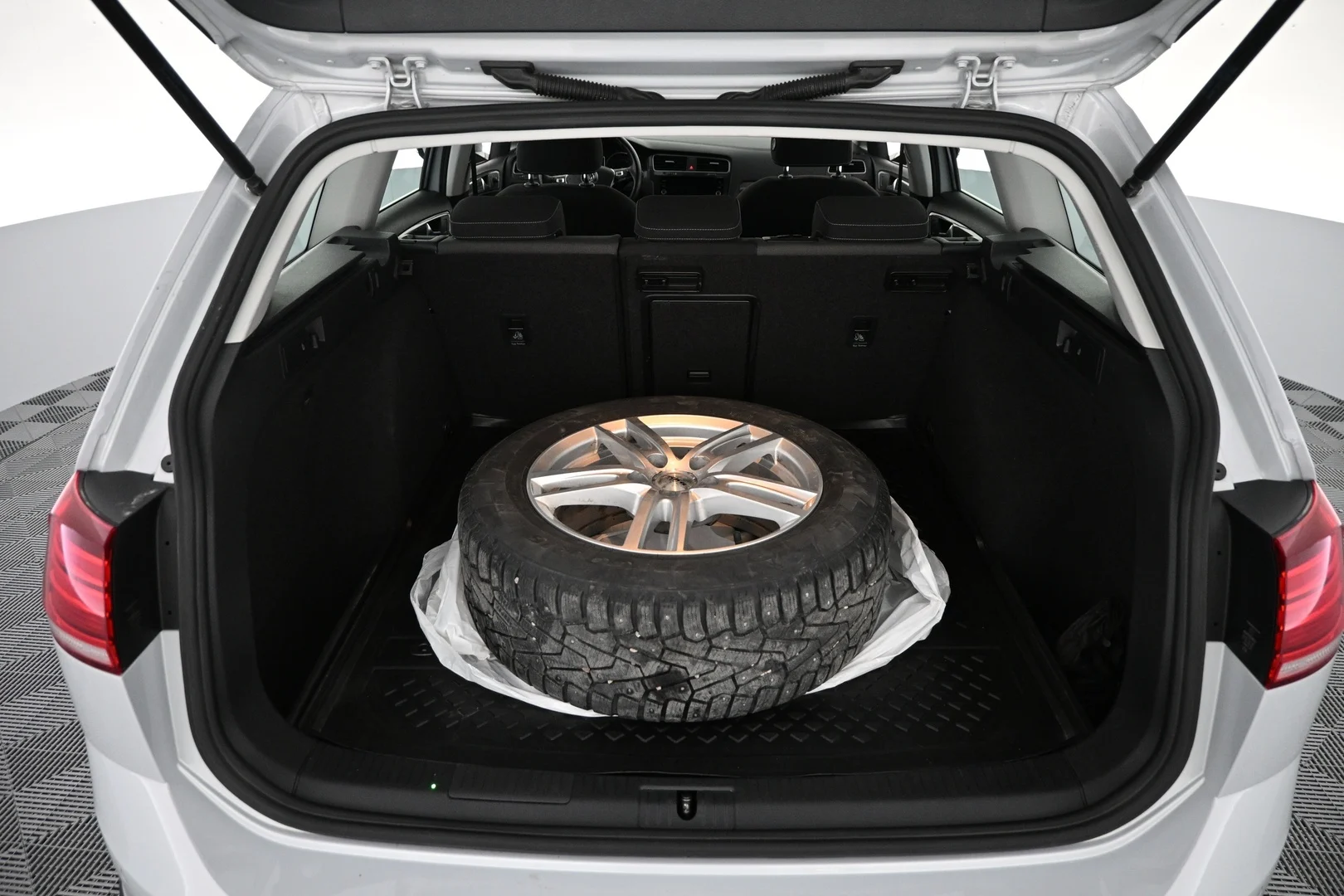 Car Image - 25F1wcQERt45FVvintyCaU