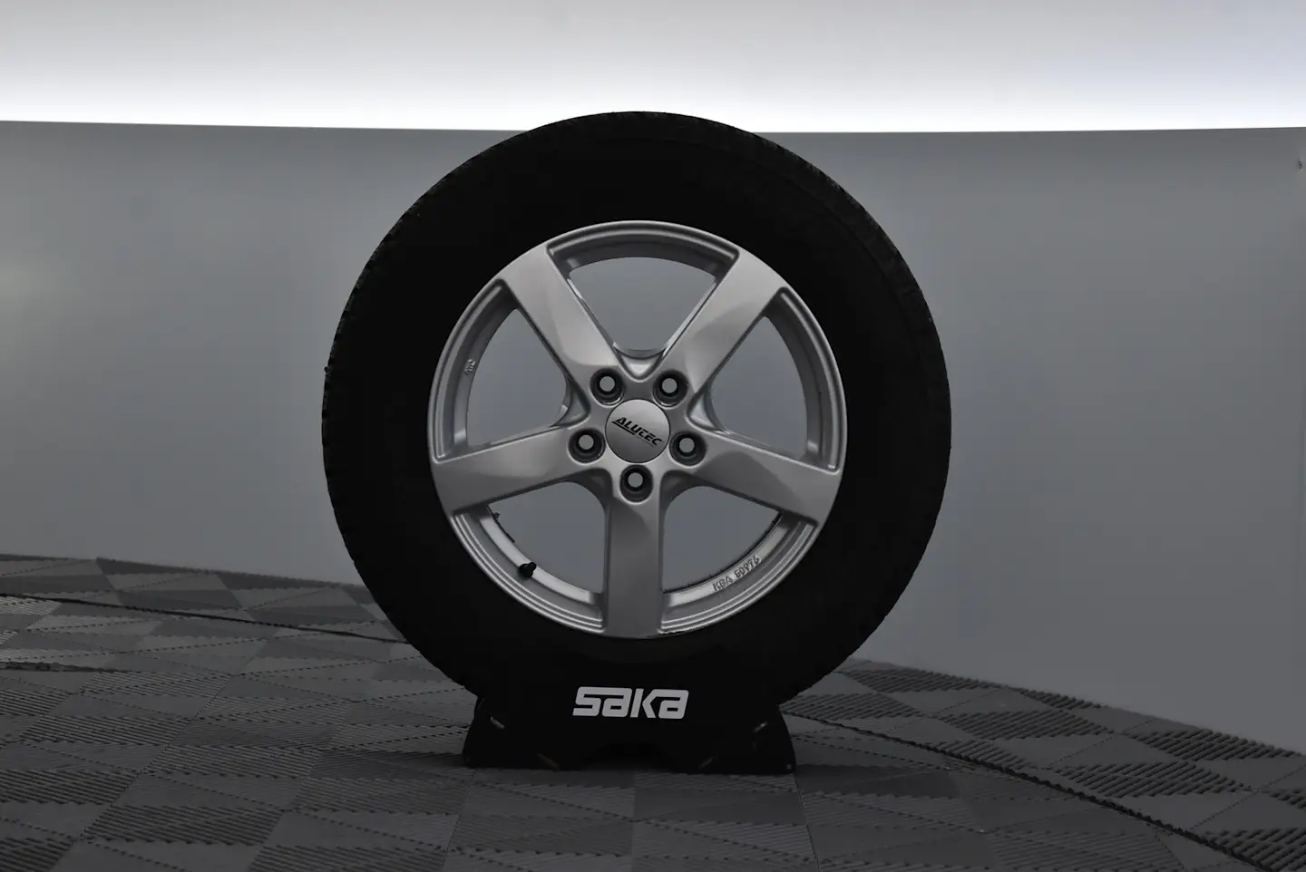 Car Image - CBLQ5gAoPwpCgIDHMj8a9
