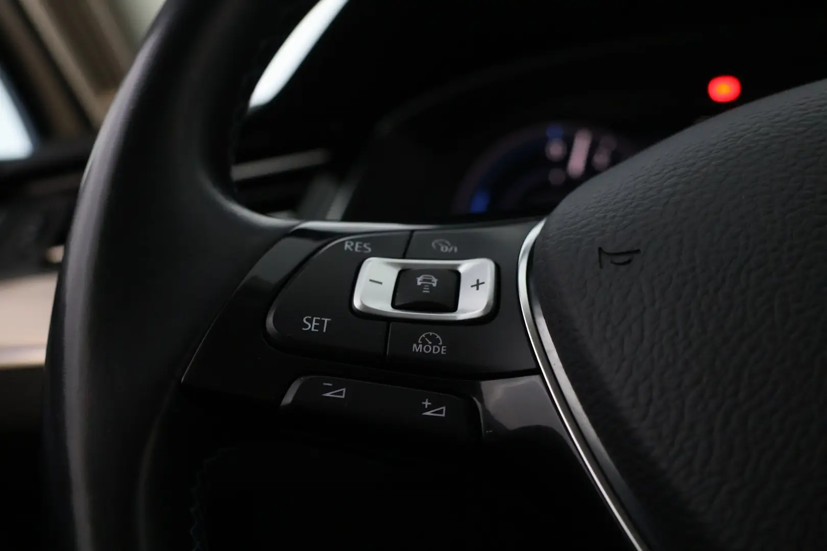 Car Image - lBR5ESRuWylDzrfegbe4F