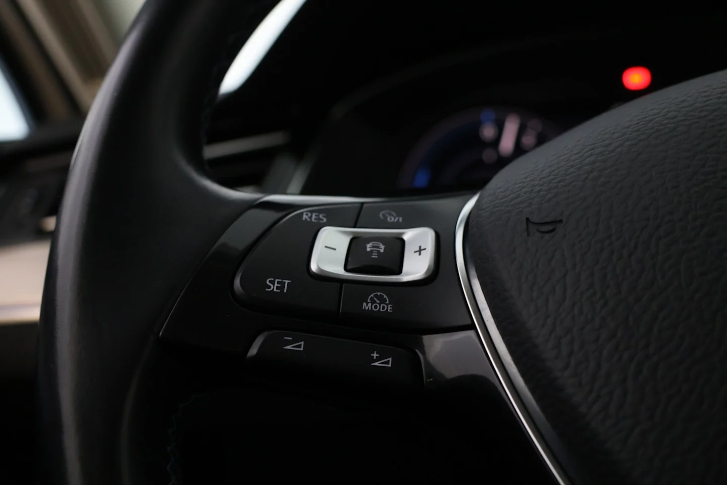 Car Image - lBR5ESRuWylDzrfegbe4F
