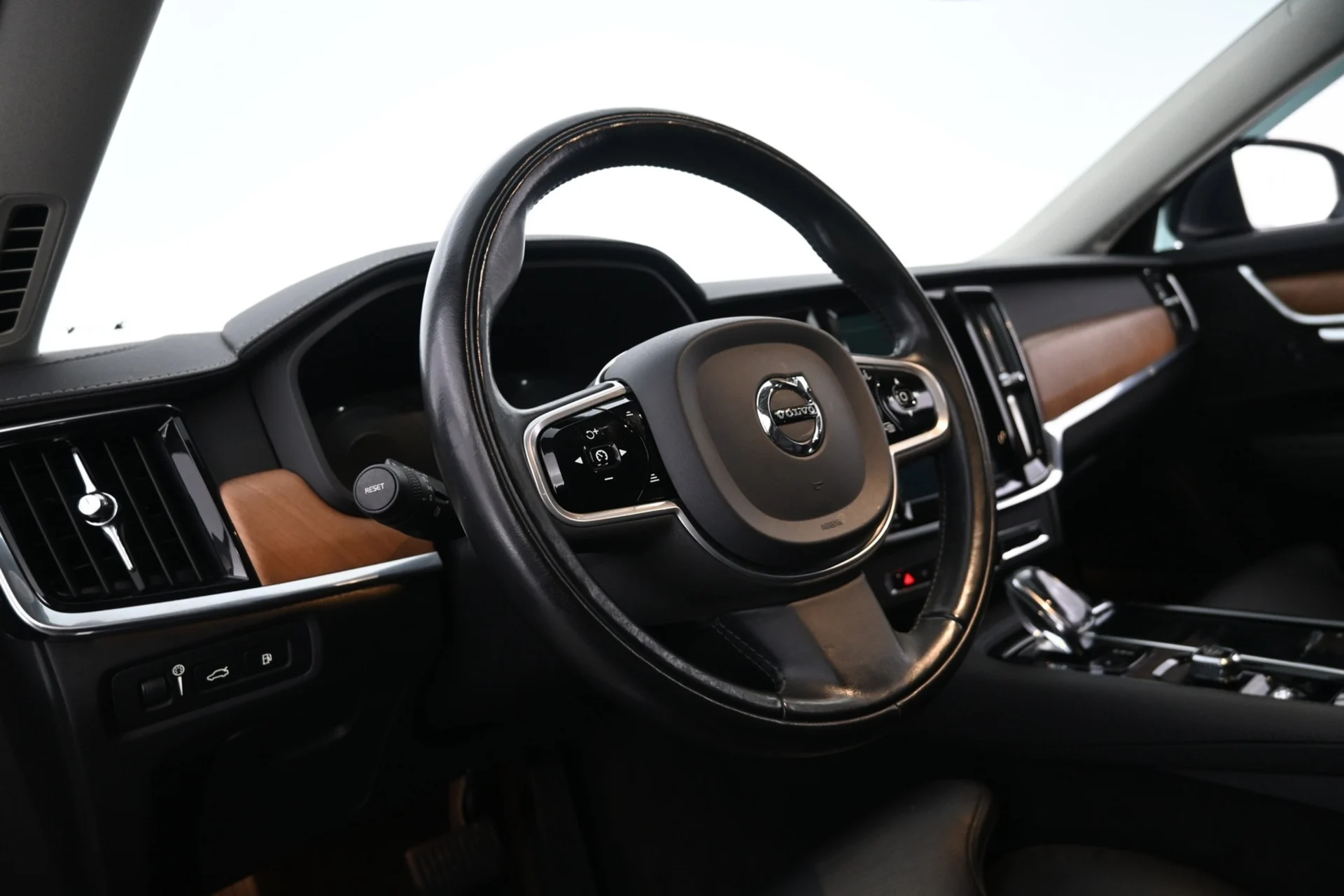 Car Image - 1bWFJSsWHvH8SDSR9EgXzx