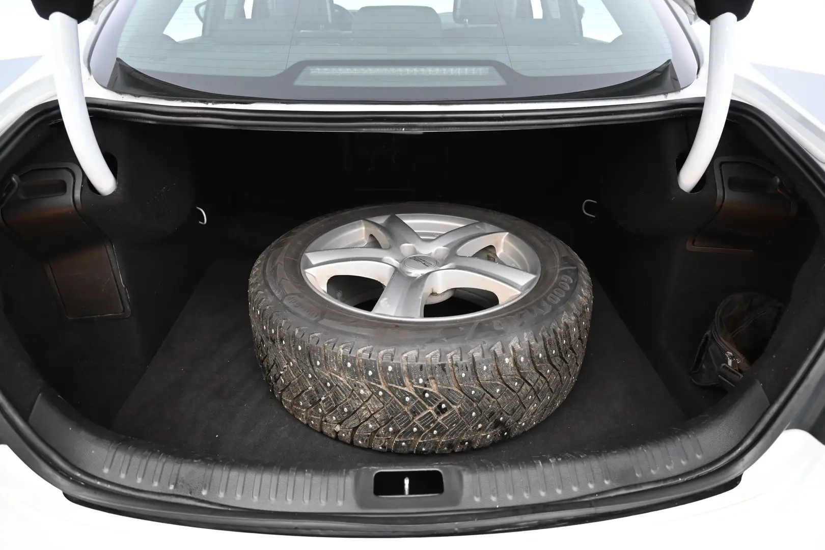 Car Image - 2xHYcJohsIWWkZknP2H7xT