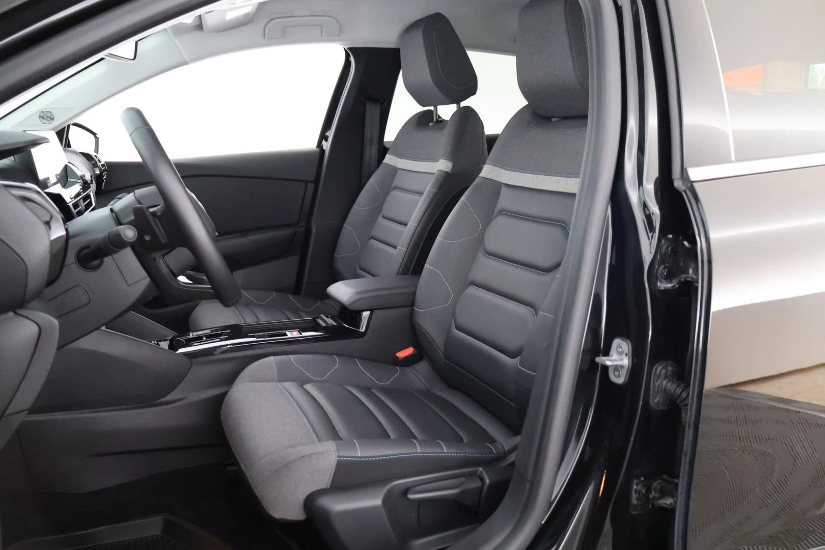 Car Image - toA3vkIdLHVkFbEszehQY
