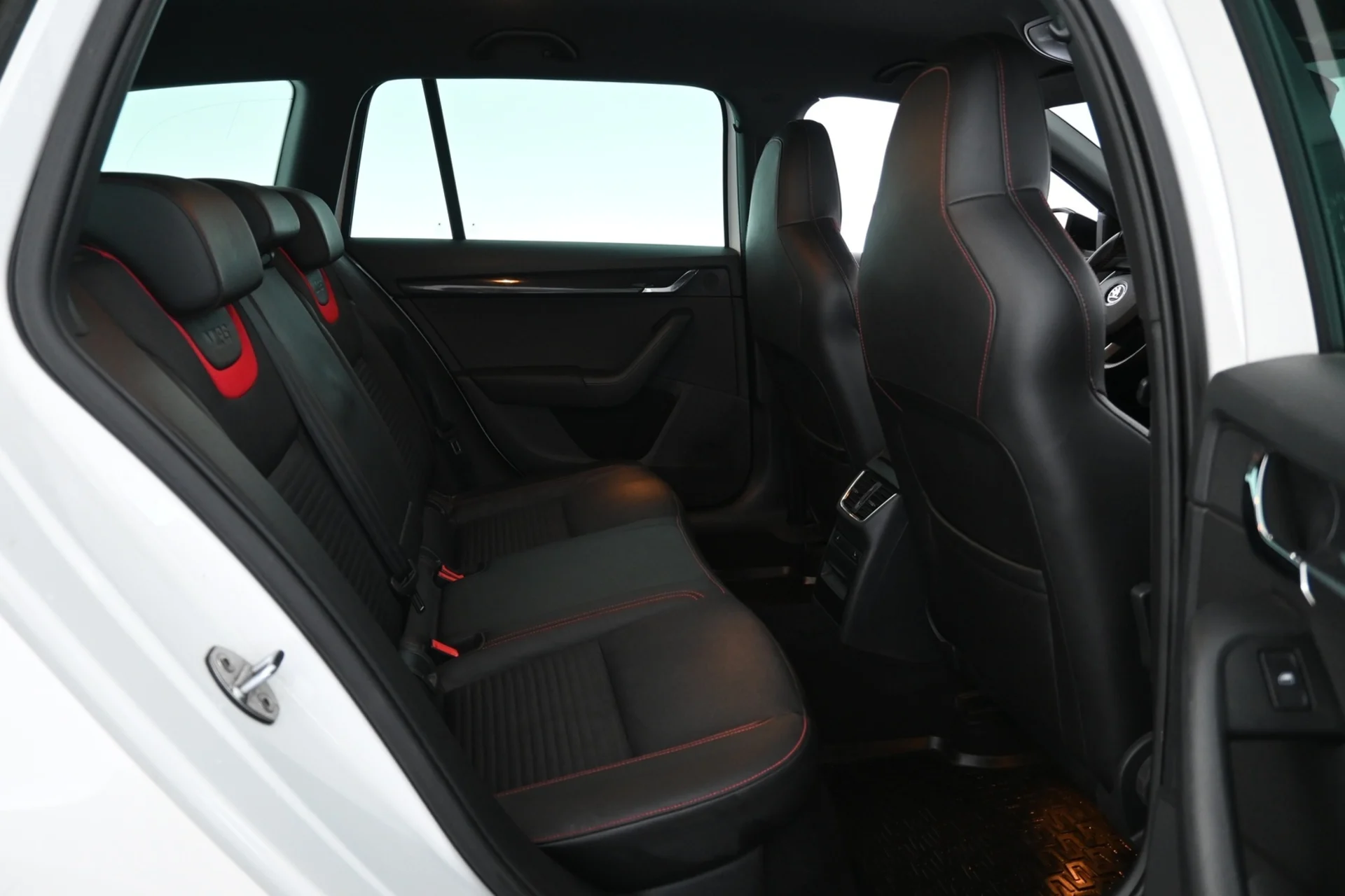 Car Image - dXYF3UzpEi1I6avoTLxot