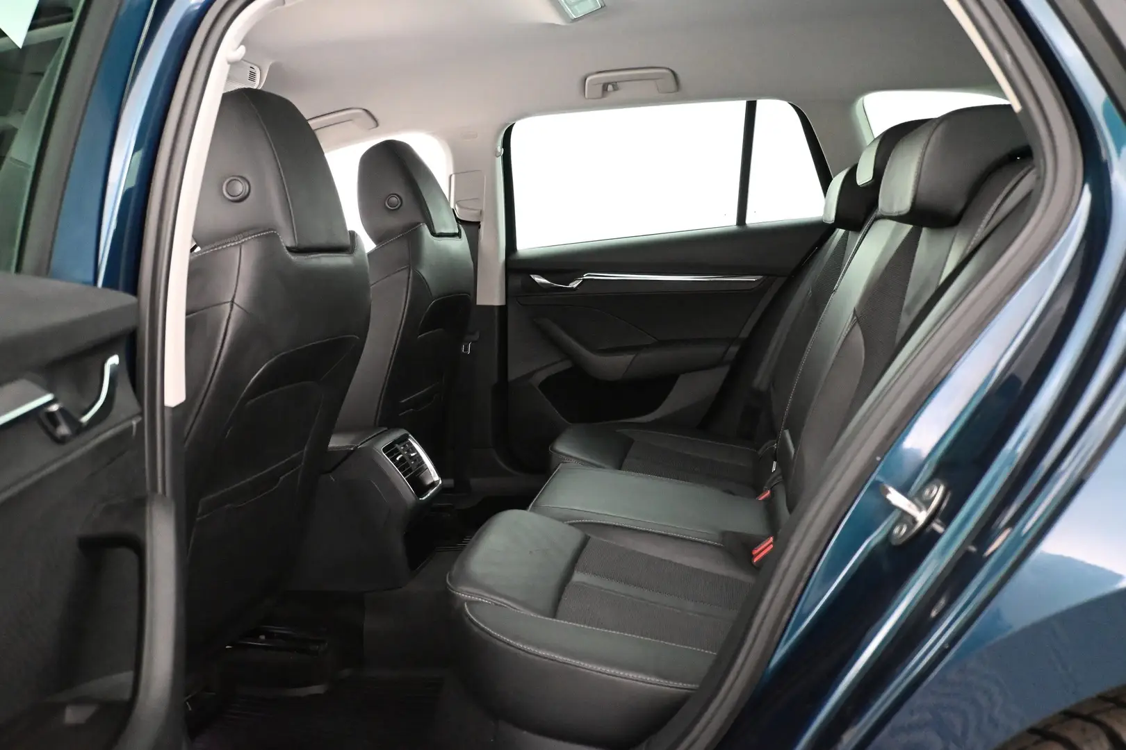 Car Image - 3quGSsFFB9dXdDe9BsKdcb