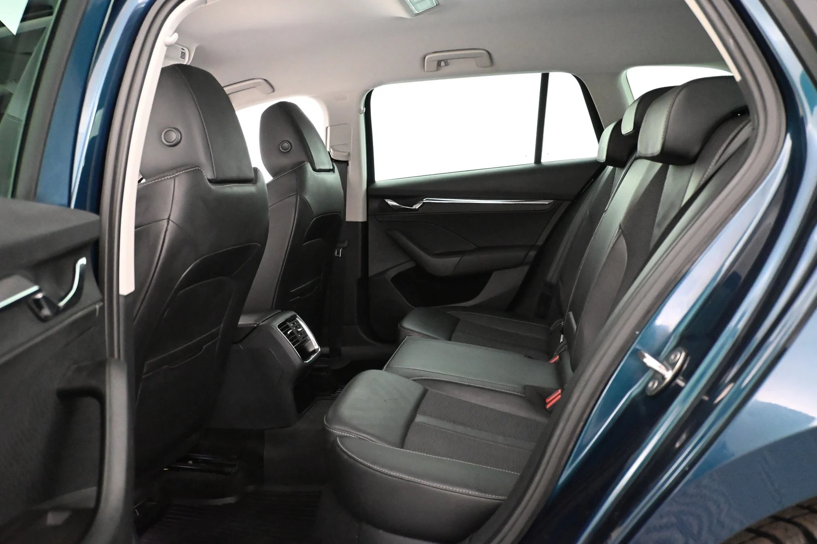 Car Image - 3quGSsFFB9dXdDe9BsKdcb