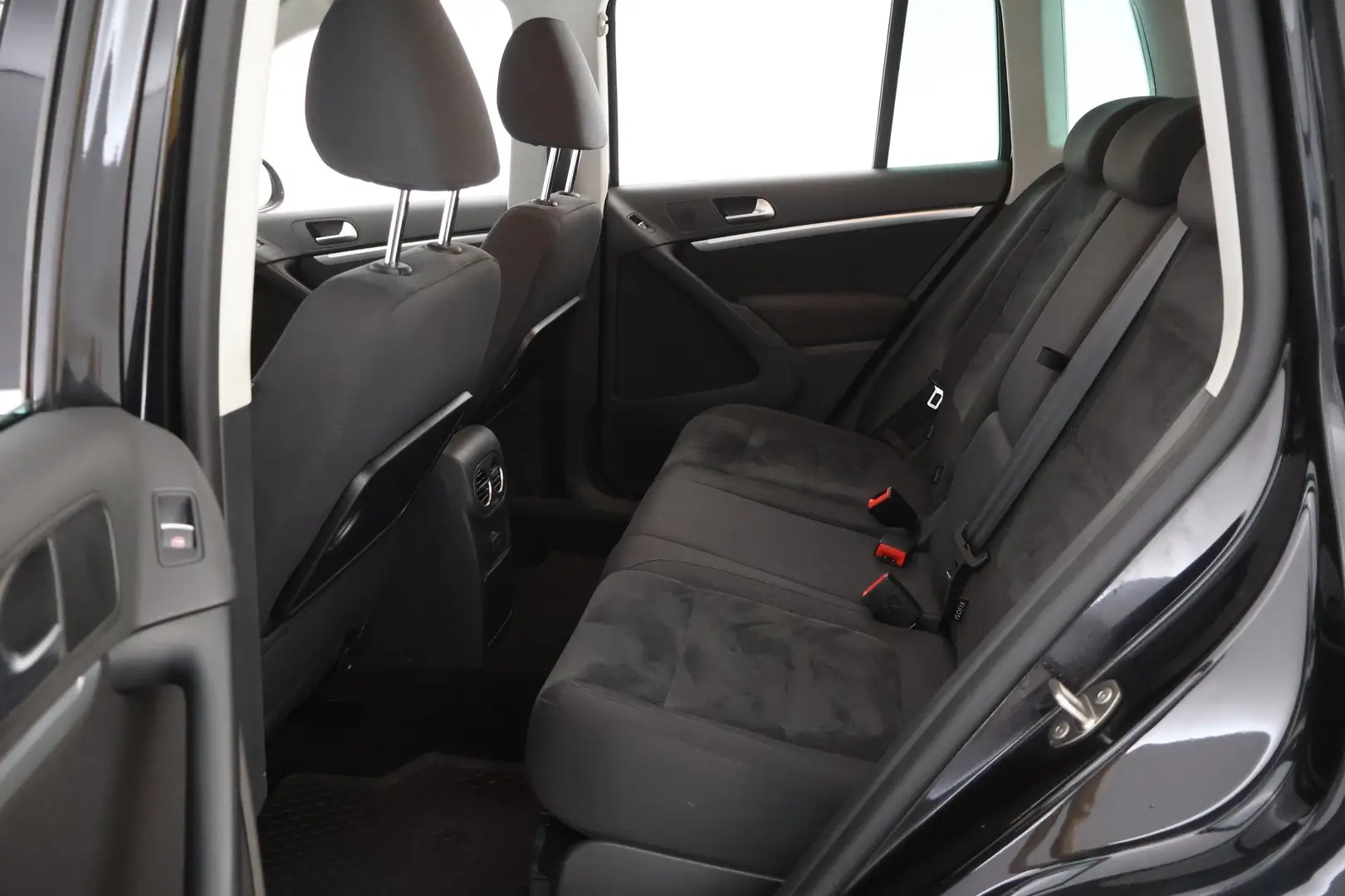 Car Image - 6Dc3yXpnKiczRelKrzDsdI