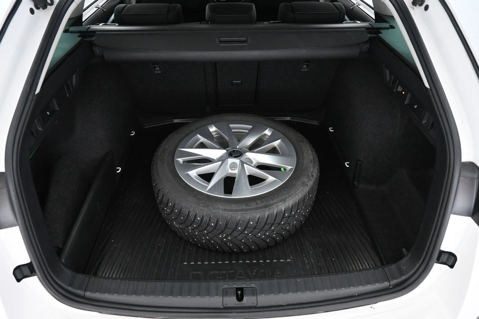 Car Image - 7uhLO6zCgqK79udeaDwj9N
