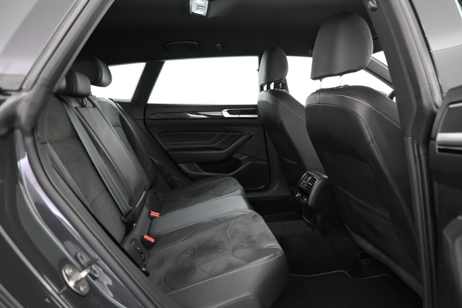 Car Image - 2ebI7q2bHhjJwl9mH4B3oq