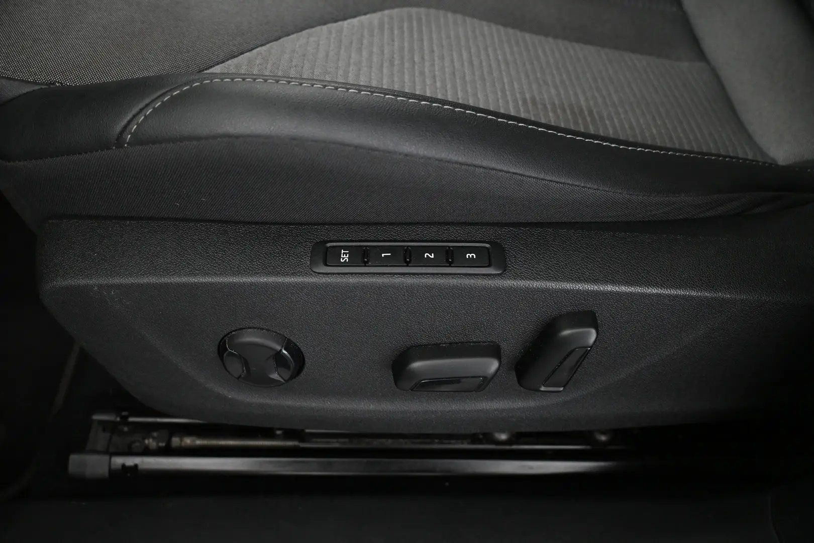 Car Image - 72OIXaNlhvexQblyhyBM9r