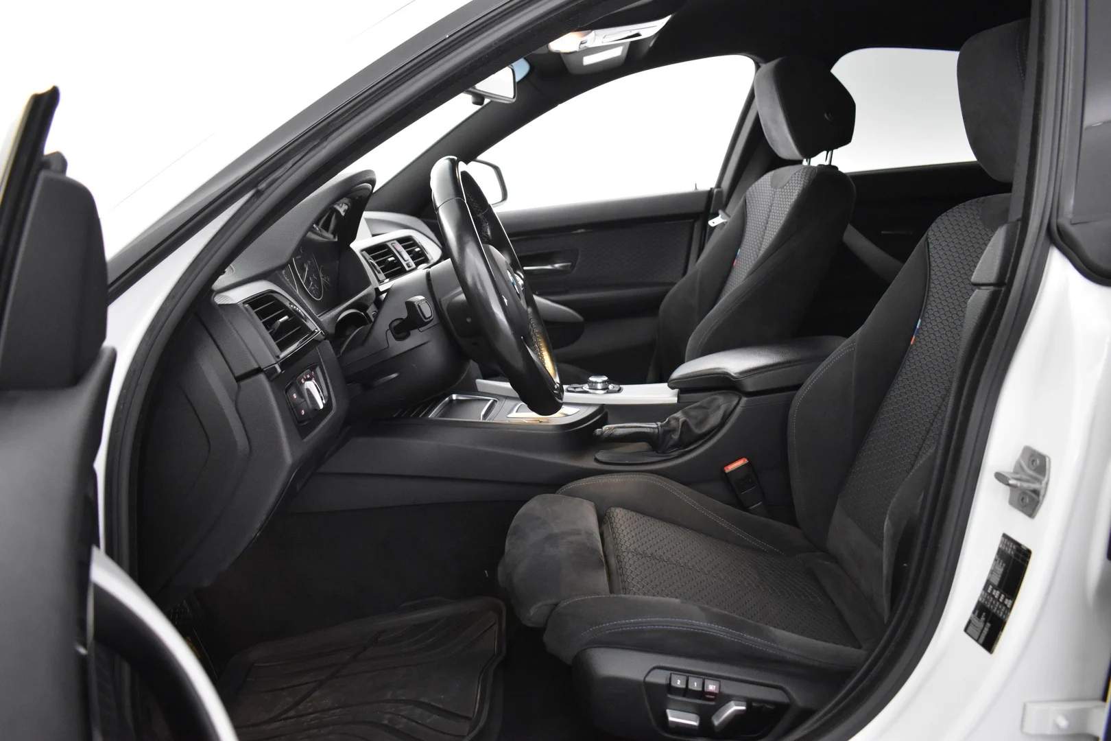 Car Image - 1w45P9nCzzWFbqU0jhRWT6