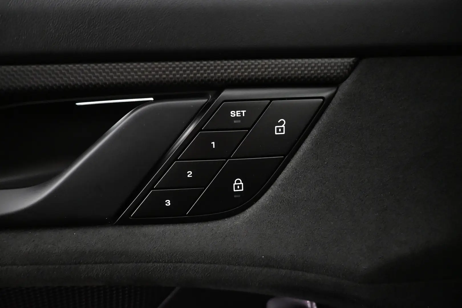 Car Image - 4W69zsXRGKb0MIkKd8bYUN