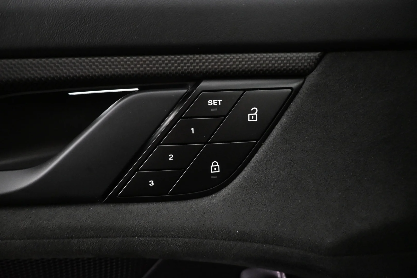 Car Image - 4W69zsXRGKb0MIkKd8bYUN