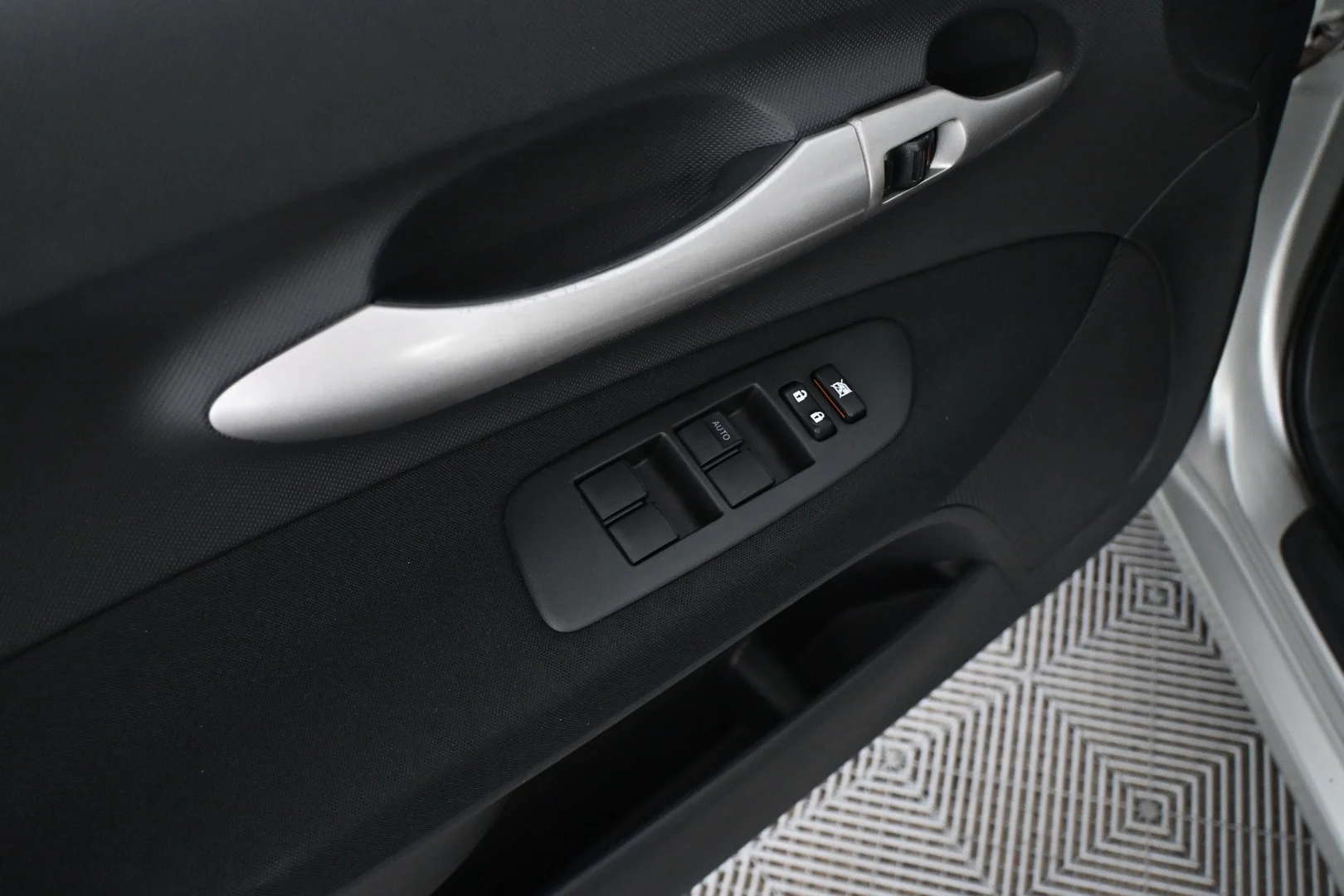 Car Image - 2iZ7bklGFdwb69Oa2PWwR4