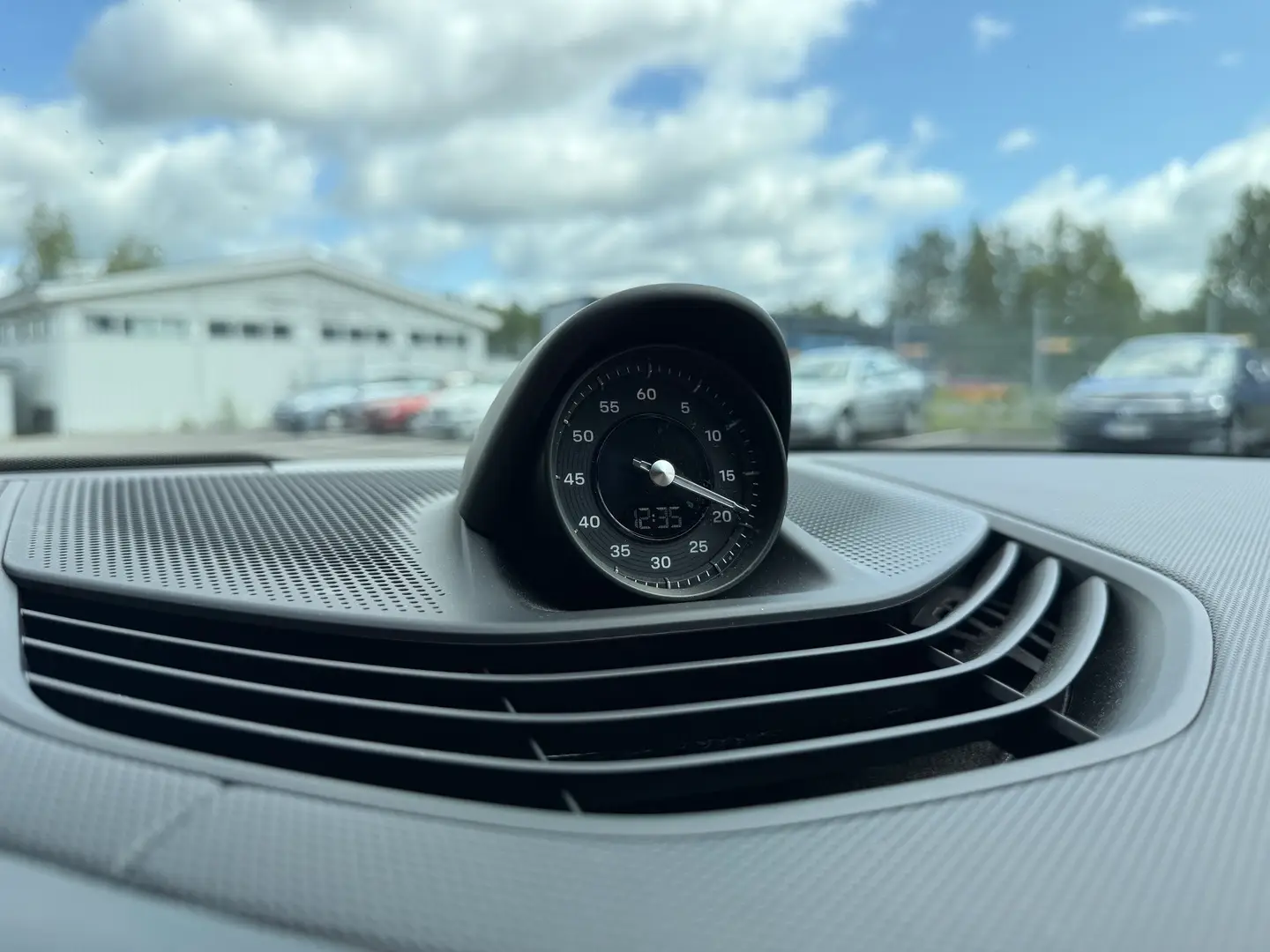 Car Image - BnGla9znFvewAZFFSoJXd