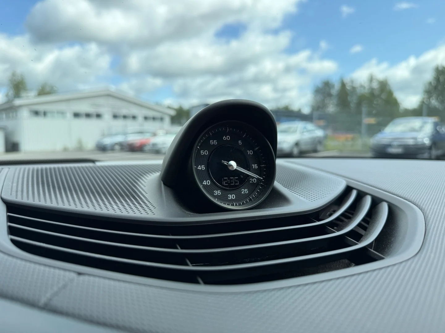 Car Image - BnGla9znFvewAZFFSoJXd