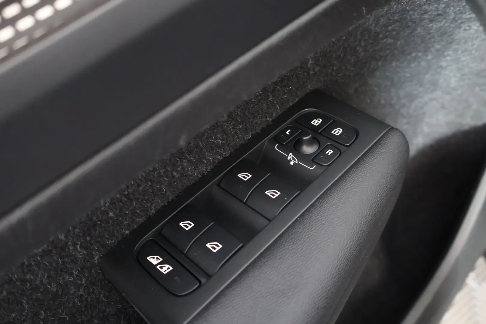 Car Image - CnpKPZpj6g7k8B8LIJrIh