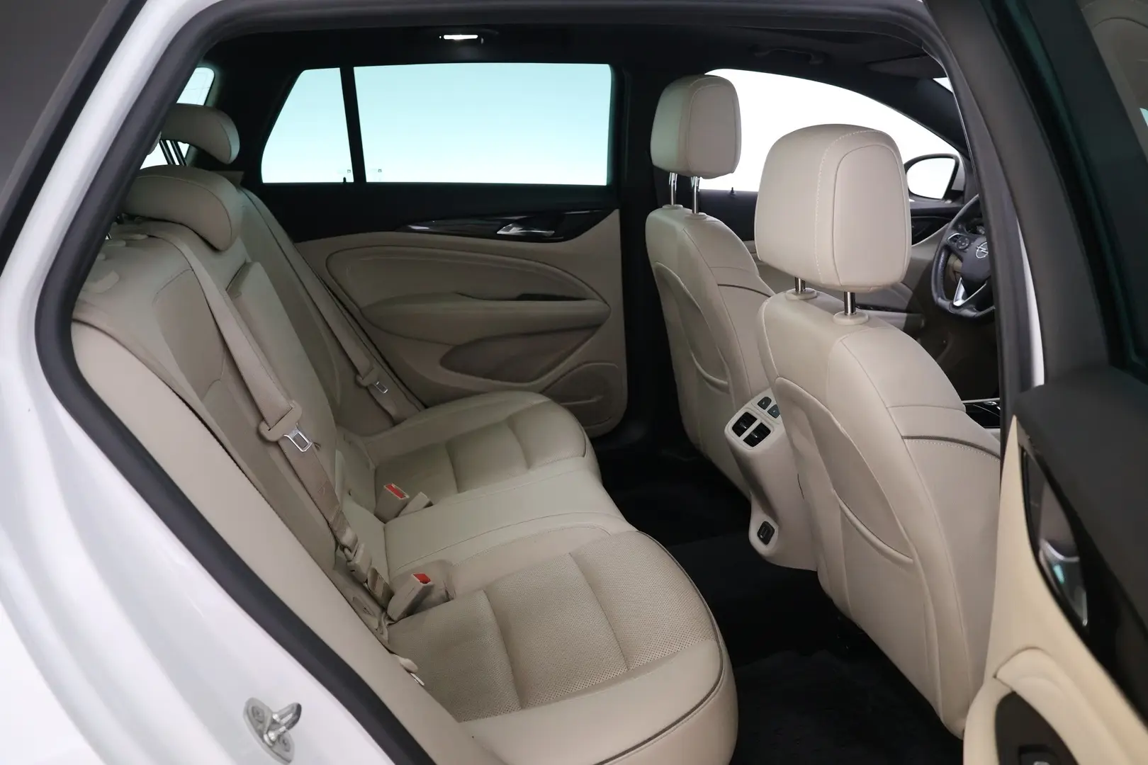 Car Image - 187iDpM8MbcMVm03uvrl65